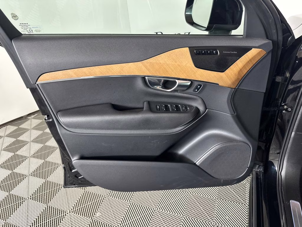 2022 Onyx Black Metallic Volvo XC90 Recharge Plug-In Hybrid T8 Inscription Expression 6 Passenger AWD SUV