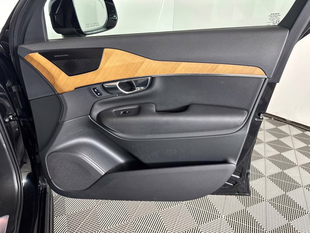 2022 Onyx Black Metallic Volvo XC90 Recharge Plug-In Hybrid T8 Inscription Expression 6 Passenger AWD SUV