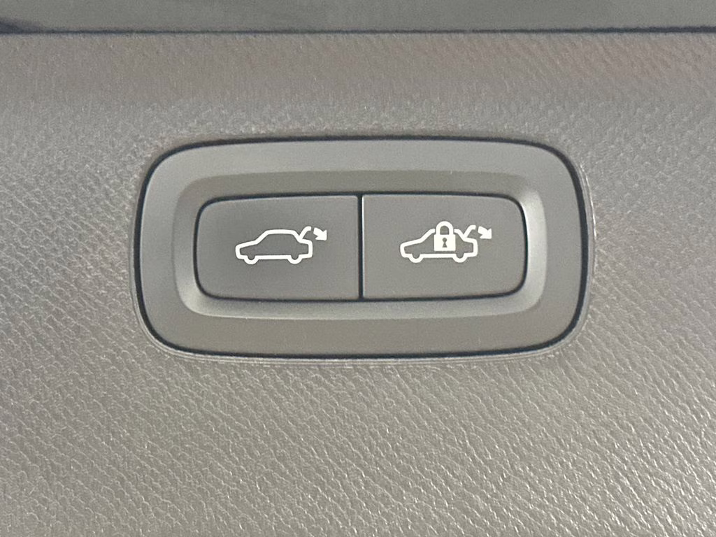 2022 Onyx Black Metallic Volvo XC90 Recharge Plug-In Hybrid T8 Inscription Expression 6 Passenger AWD SUV