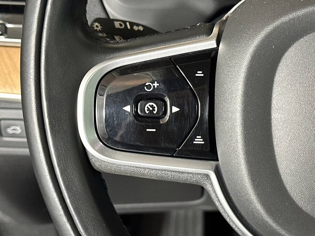 2022 Onyx Black Metallic Volvo XC90 Recharge Plug-In Hybrid T8 Inscription Expression 6 Passenger AWD SUV