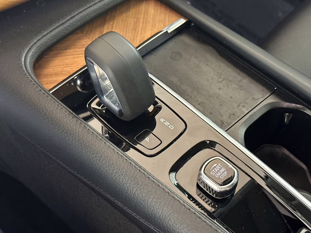 2022 Onyx Black Metallic Volvo XC90 Recharge Plug-In Hybrid T8 Inscription Expression 6 Passenger AWD SUV