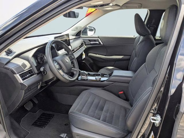 2025 Labrador Black Pearl Mitsubishi Outlander SE AWD SUV