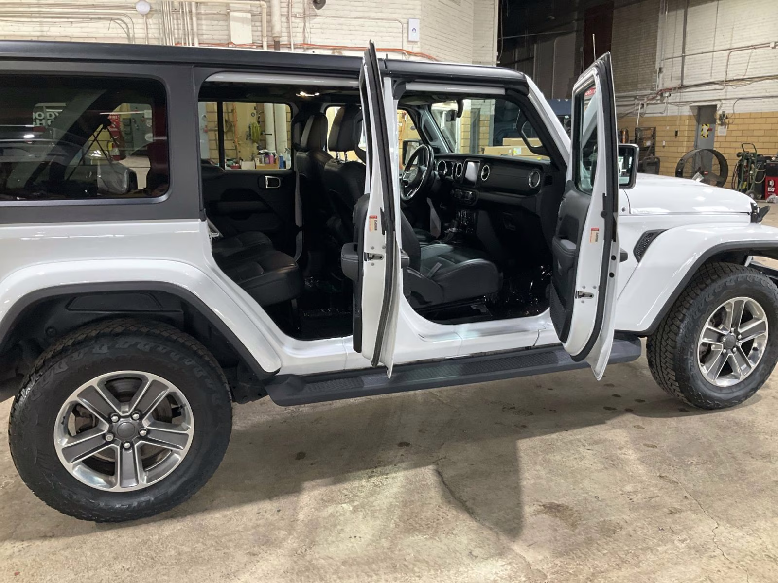2021 Bright White Clearcoat Jeep Wrangler Unlimited Sahara 4X4 SUV