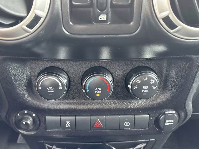 2017 Granite Crystal Metallic Clearcoat Jeep Wrangler Unlimited Unlimited Sahara 4X4 Convertible