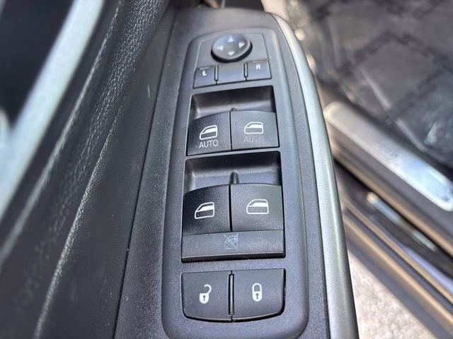 2019 Diamond Black Crystal Pearlcoat Jeep Cherokee Limited FWD SUV