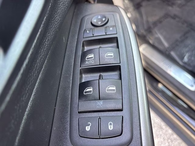 2019 Diamond Black Crystal Pearlcoat Jeep Cherokee Limited FWD SUV