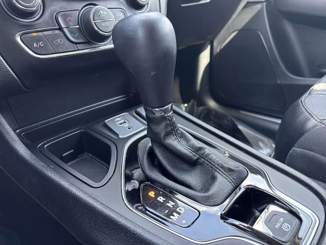 2019 Diamond Black Crystal Pearlcoat Jeep Cherokee Limited FWD SUV