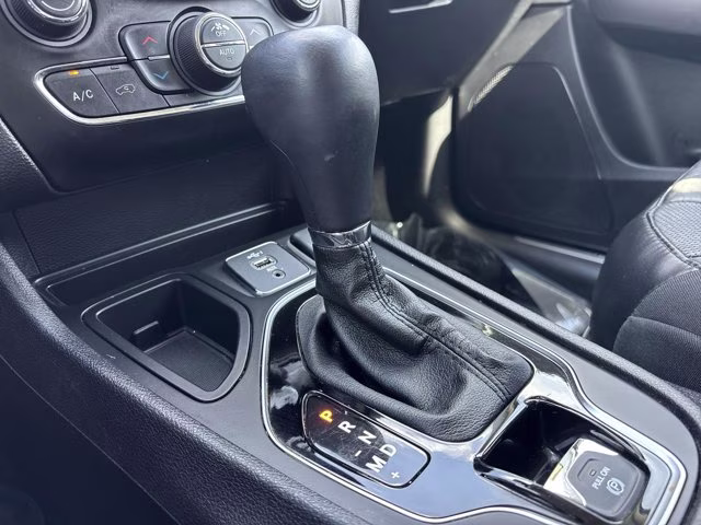 2019 Diamond Black Crystal Pearlcoat Jeep Cherokee Limited FWD SUV