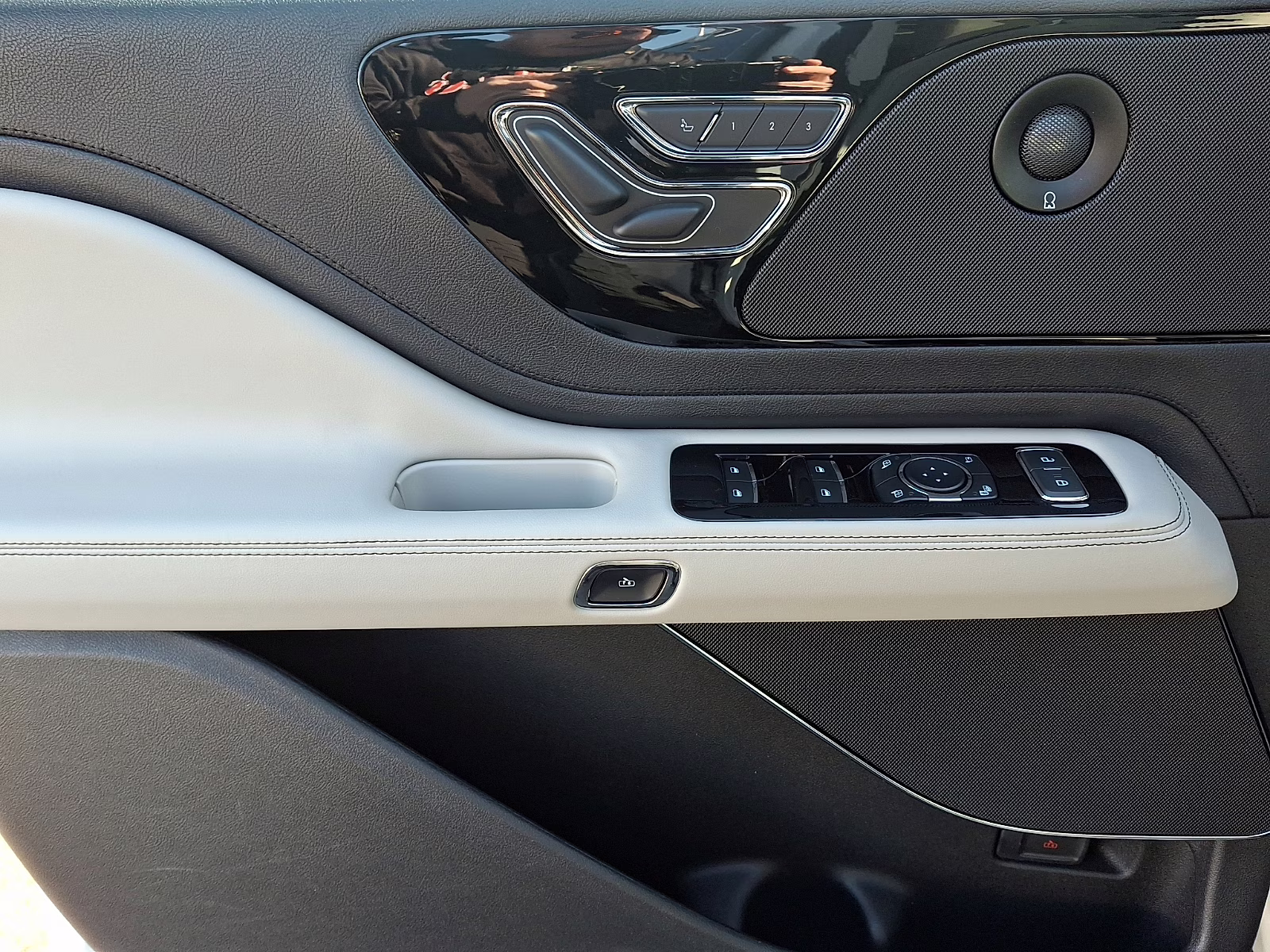 2025 Pristine White Metallic Tri-Coat - AZ Lincoln Aviator Reserve AWD