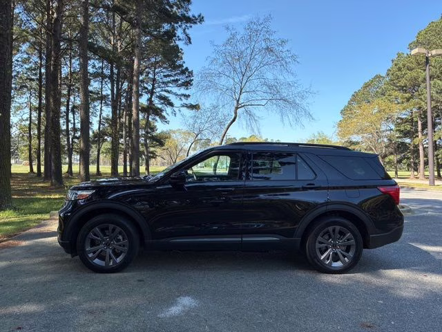 2023 Black Metallic Ford Explorer XLT 4X4 SUV