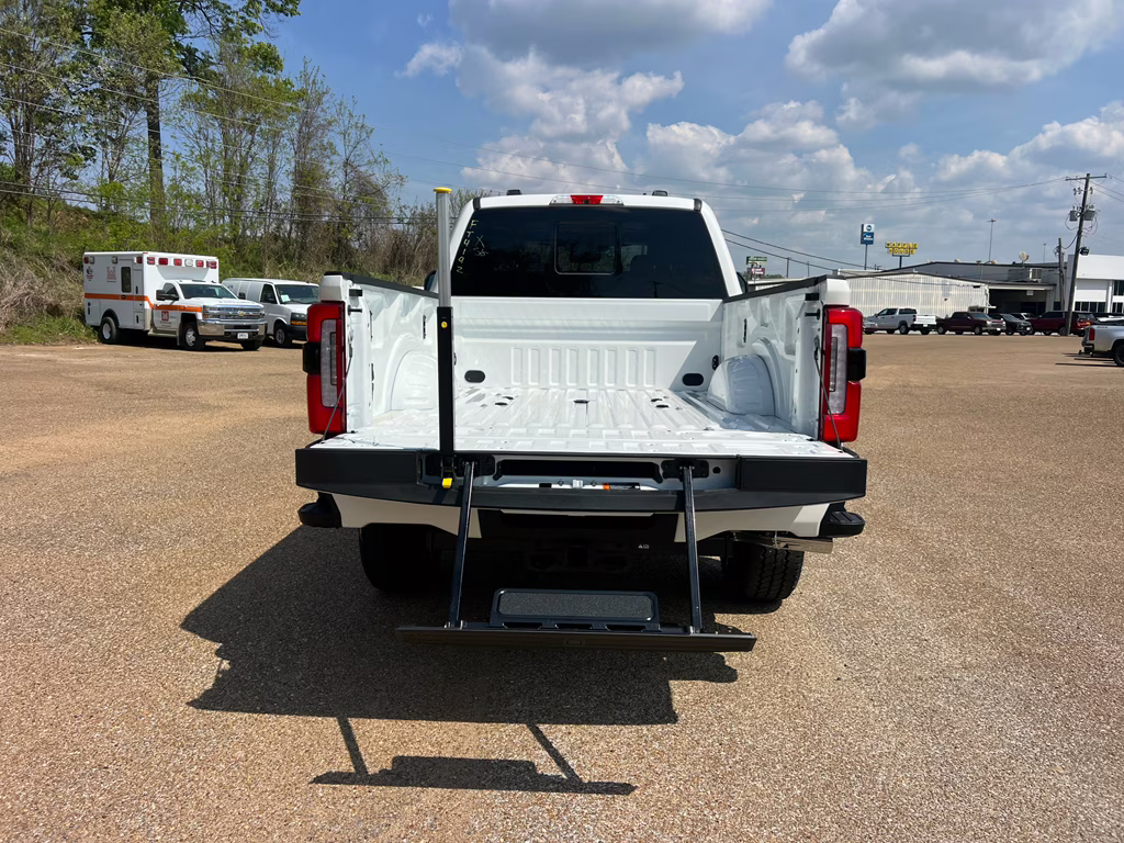 2026 Star White Metallic Tri-Coat Ford Super Duty F-350 SRW Platinum 4X4 Truck