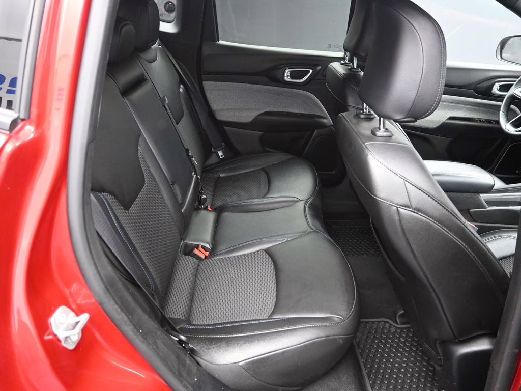 2025 Red Hot Pearlcoat Jeep Compass Latitude 4X4 SUV