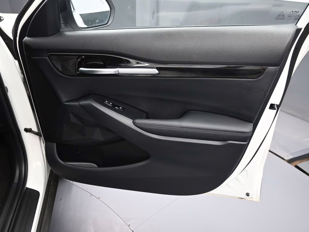 2024 Clear White/Black Roof Kia Seltos X-Line AWD SUV