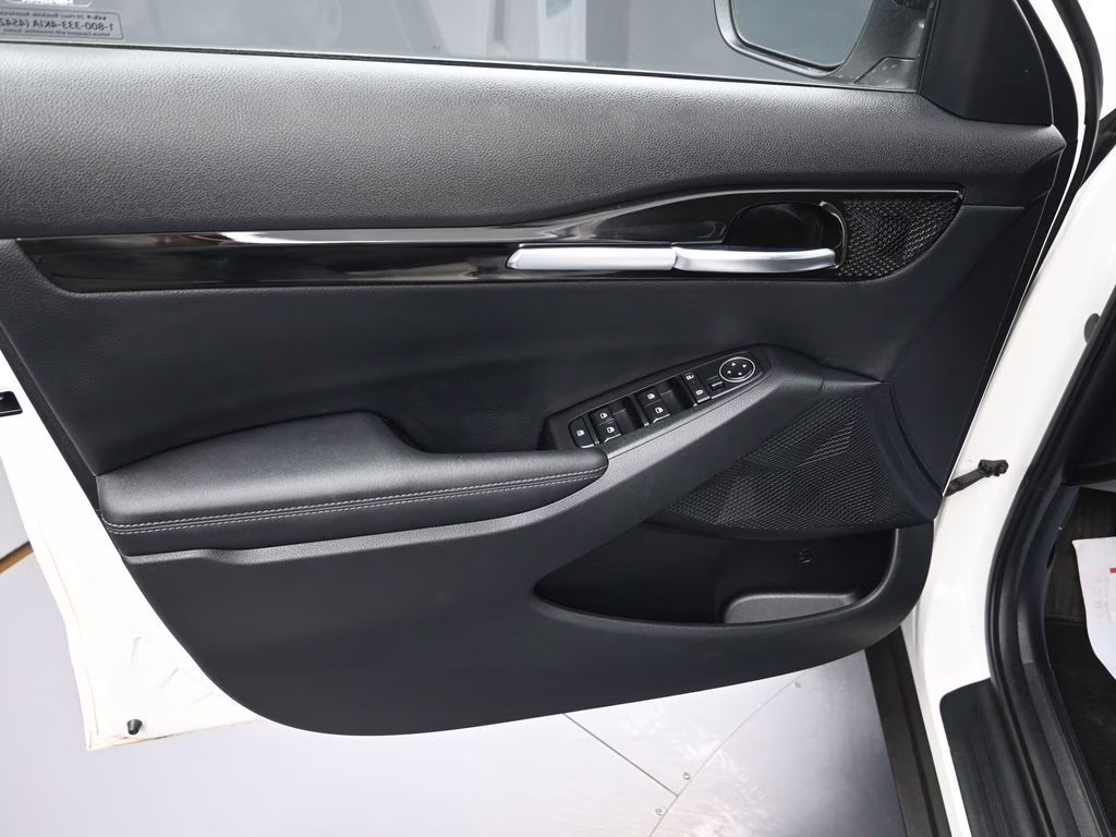 2024 Clear White/Black Roof Kia Seltos X-Line AWD SUV