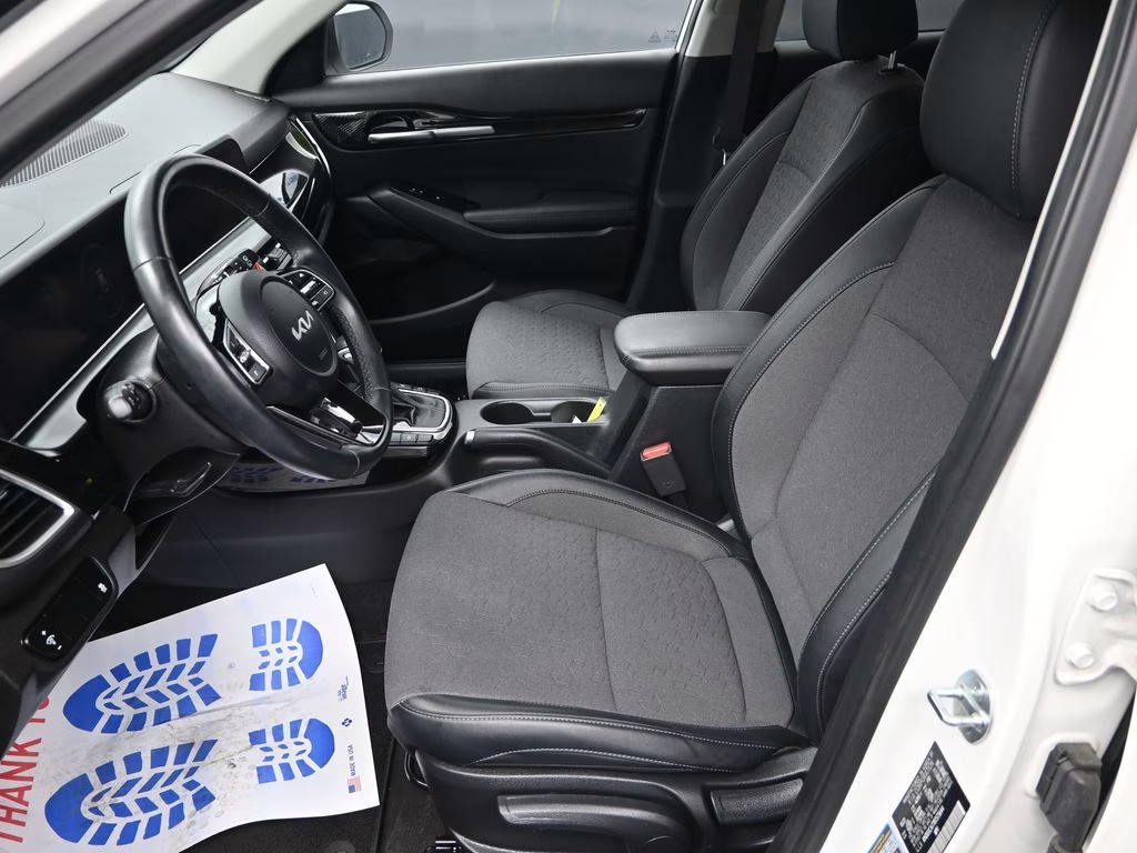 2024 Clear White/Black Roof Kia Seltos X-Line AWD SUV