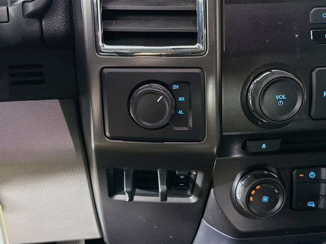 2018 Oxford White Ford Super Duty F-250 SRW XLT 4X4 Truck