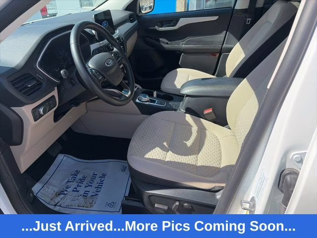 2022 White Metallic Ford Escape SE AWD SUV