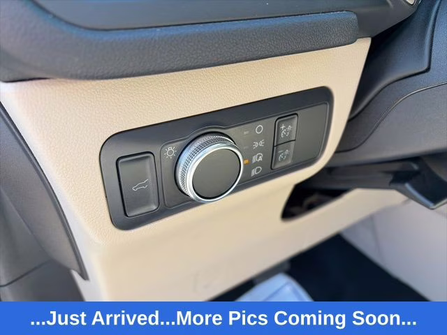 2022 White Metallic Ford Escape SE AWD SUV