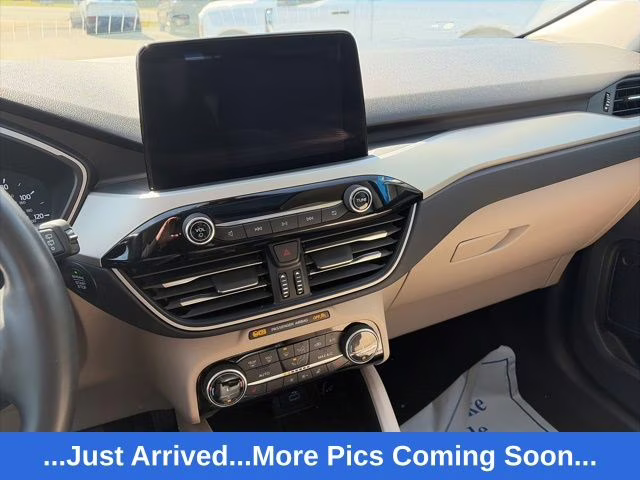 2022 White Metallic Ford Escape SE AWD SUV