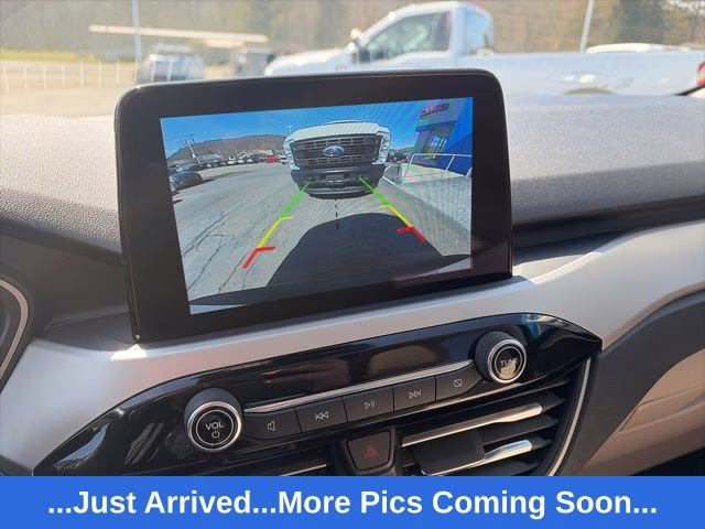 2022 White Metallic Ford Escape SE AWD SUV