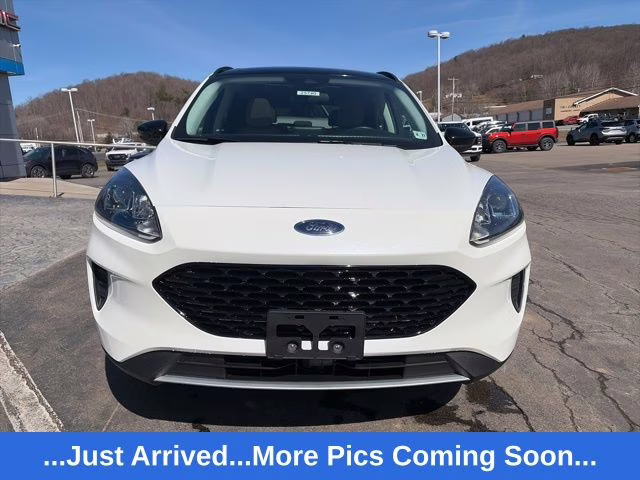 2022 White Metallic Ford Escape SE AWD SUV