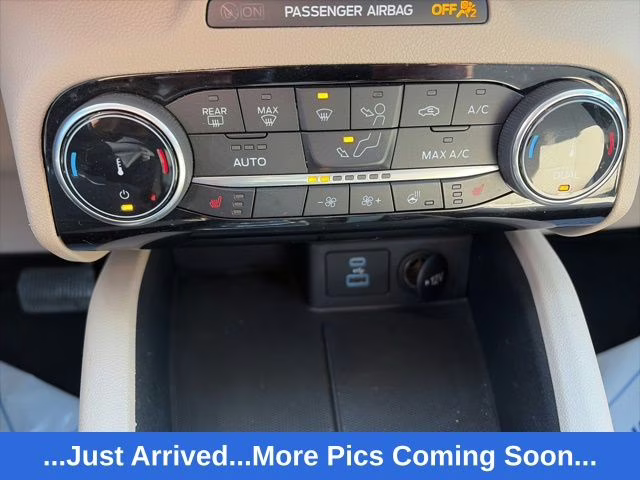 2022 White Metallic Ford Escape SE AWD SUV