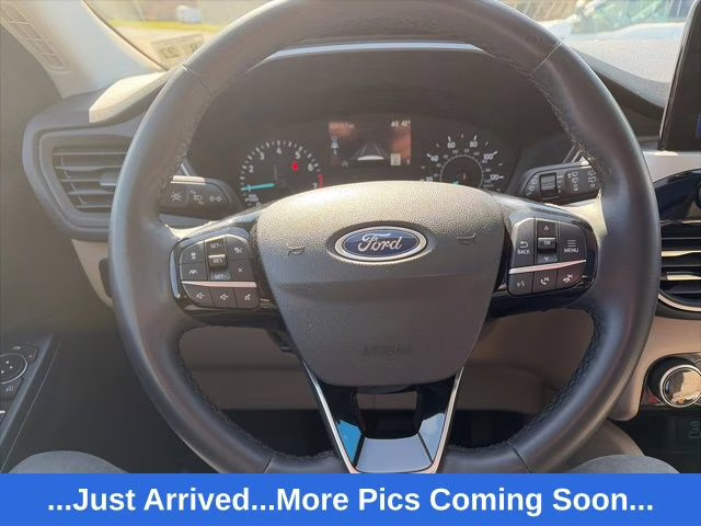2022 White Metallic Ford Escape SE AWD SUV
