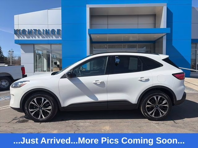 2022 White Metallic Ford Escape SE AWD SUV