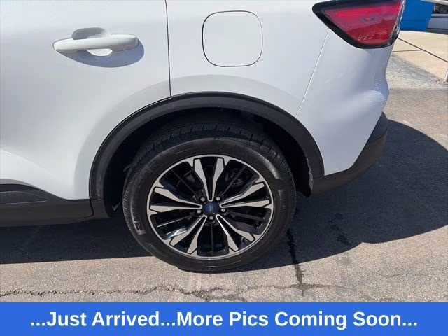 2022 White Metallic Ford Escape SE AWD SUV