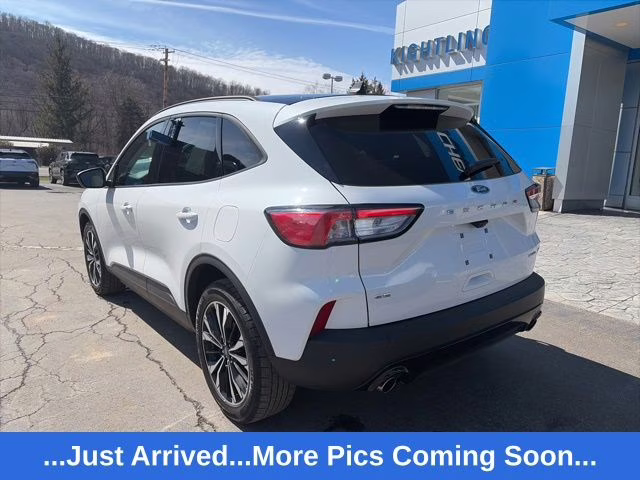2022 White Metallic Ford Escape SE AWD SUV