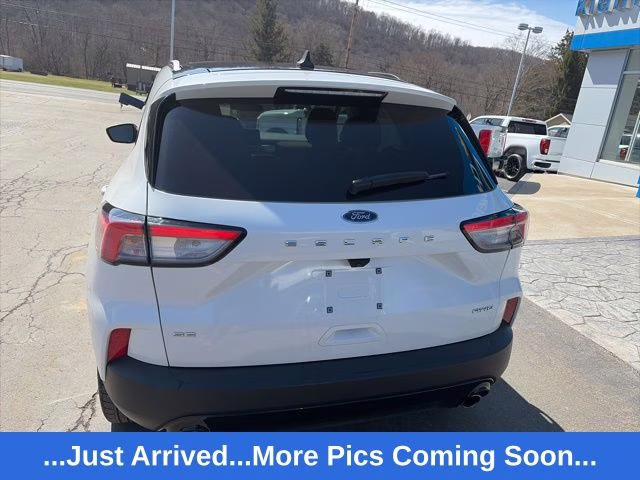 2022 White Metallic Ford Escape SE AWD SUV