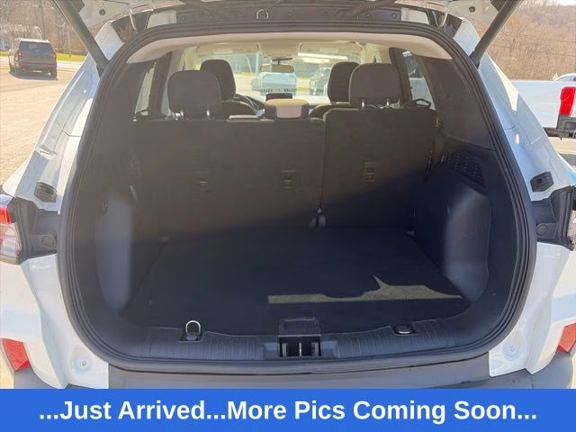 2022 White Metallic Ford Escape SE AWD SUV