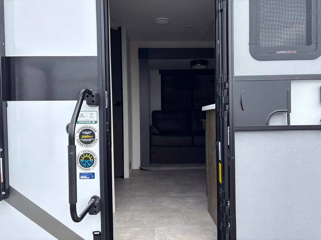 2025 White Prime Time Tracer 250BH Trailer