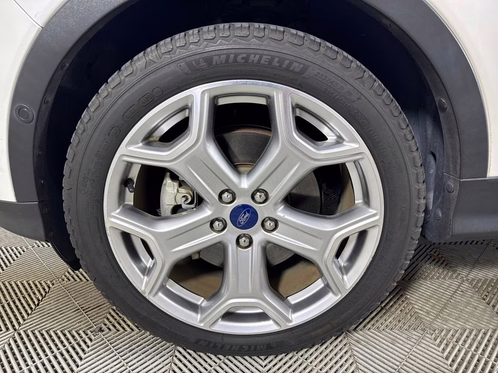 2019 White Platinum Metallic Tri-Coat Ford Escape Titanium FWD SUV