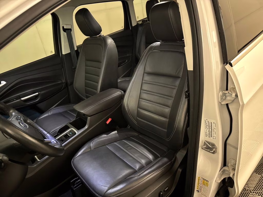 2019 White Platinum Metallic Tri-Coat Ford Escape Titanium FWD SUV
