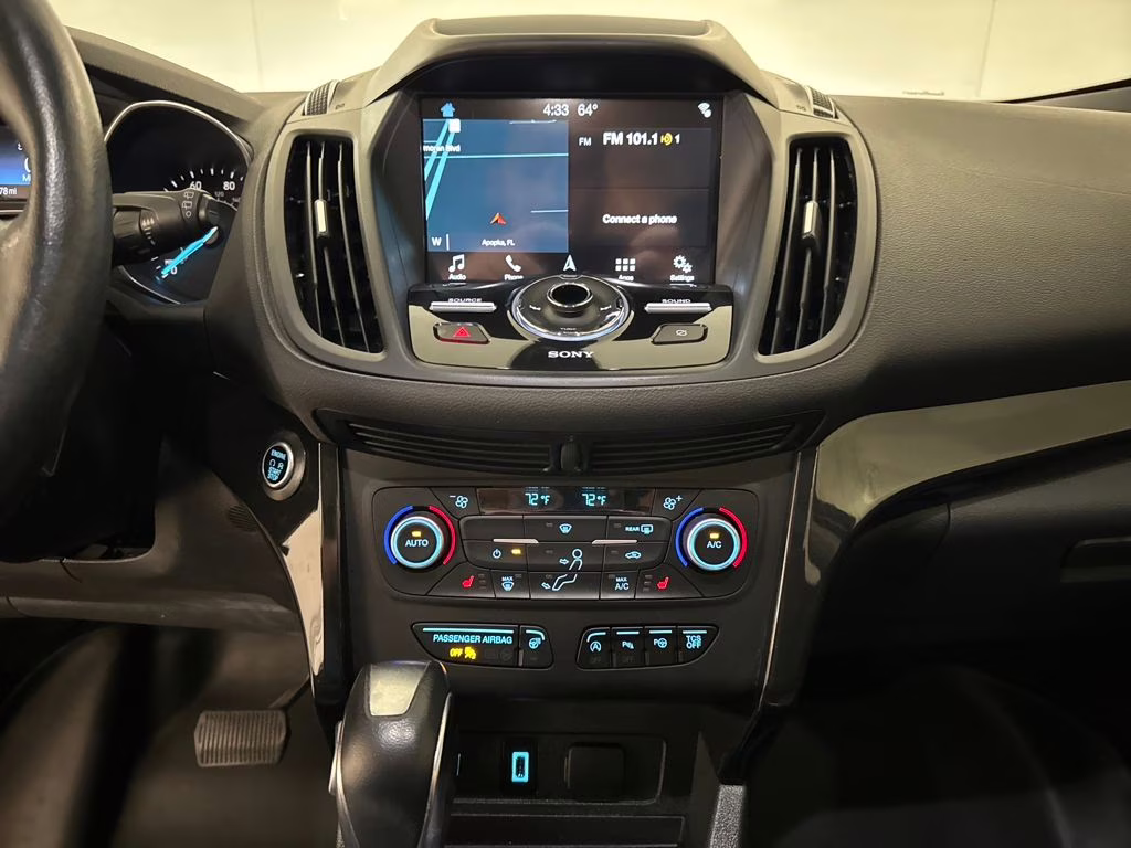 2019 White Platinum Metallic Tri-Coat Ford Escape Titanium FWD SUV