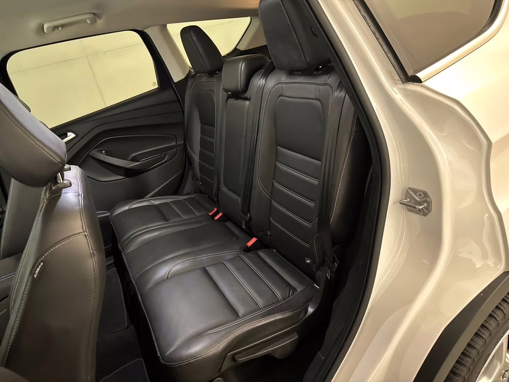 2019 White Platinum Metallic Tri-Coat Ford Escape Titanium FWD SUV
