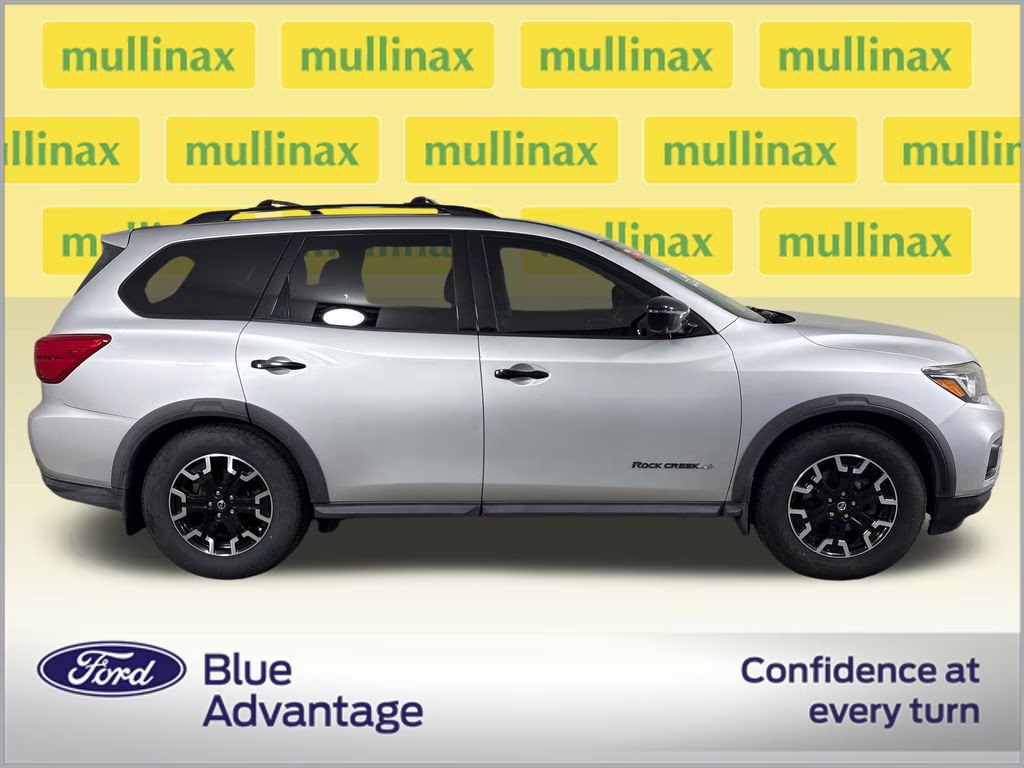 2020 Brilliant Silver Metallic Nissan Pathfinder SL FWD SUV