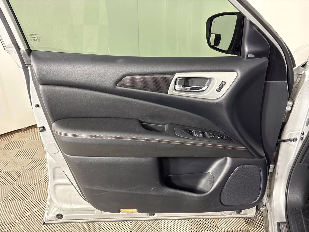 2020 Brilliant Silver Metallic Nissan Pathfinder SL FWD SUV