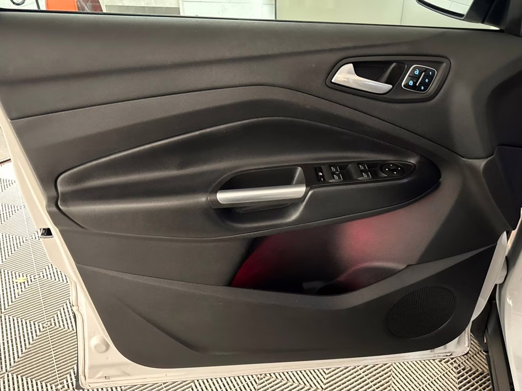 2019 White Platinum Metallic Tri-Coat Ford Escape Titanium FWD SUV