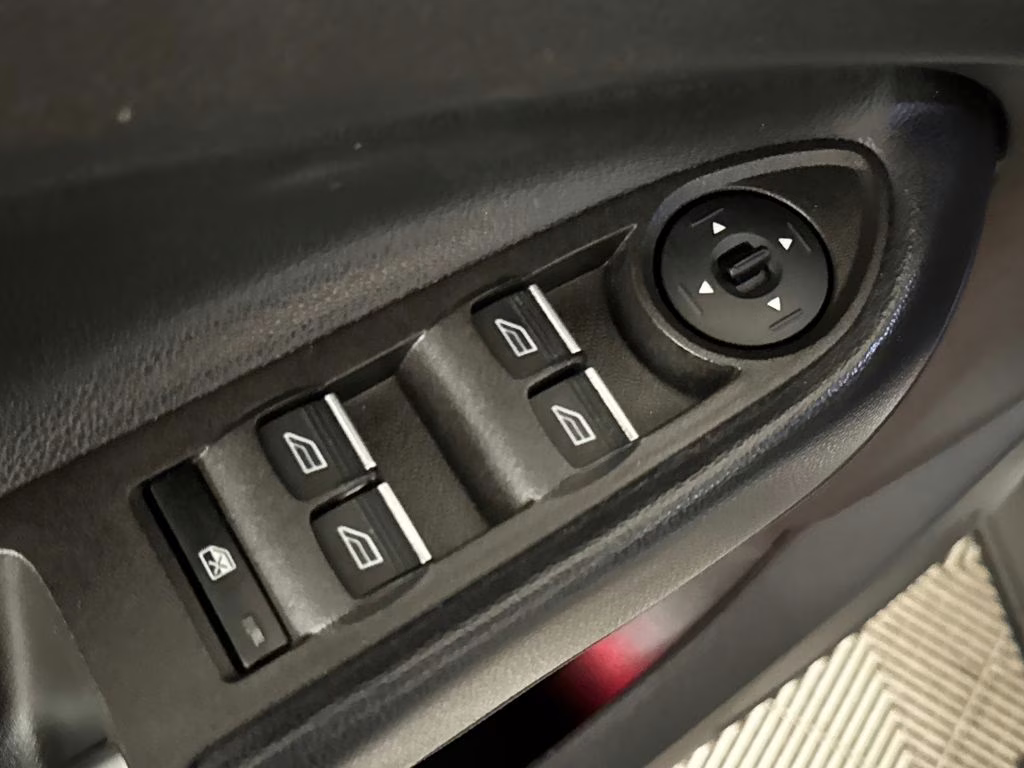 2019 White Platinum Metallic Tri-Coat Ford Escape Titanium FWD SUV