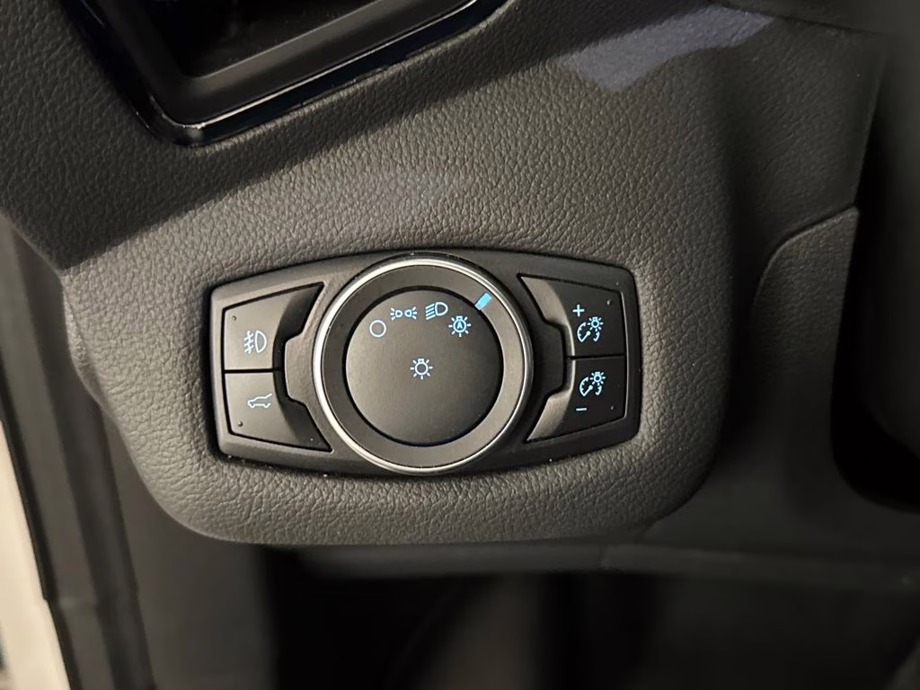 2019 White Platinum Metallic Tri-Coat Ford Escape Titanium FWD SUV