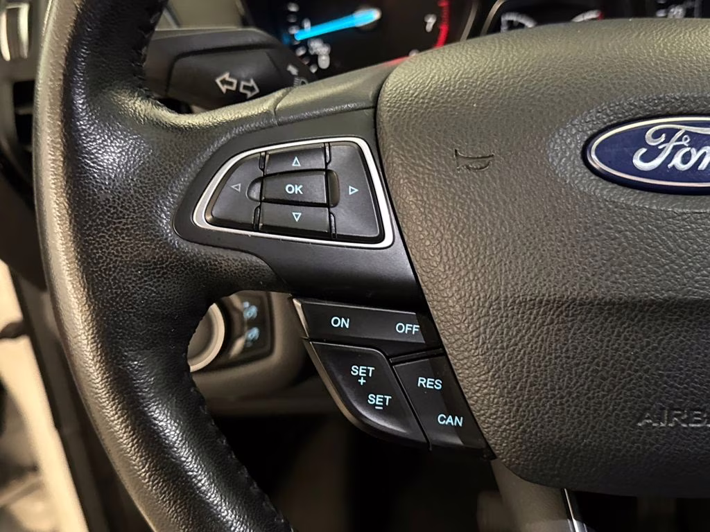 2019 White Platinum Metallic Tri-Coat Ford Escape Titanium FWD SUV