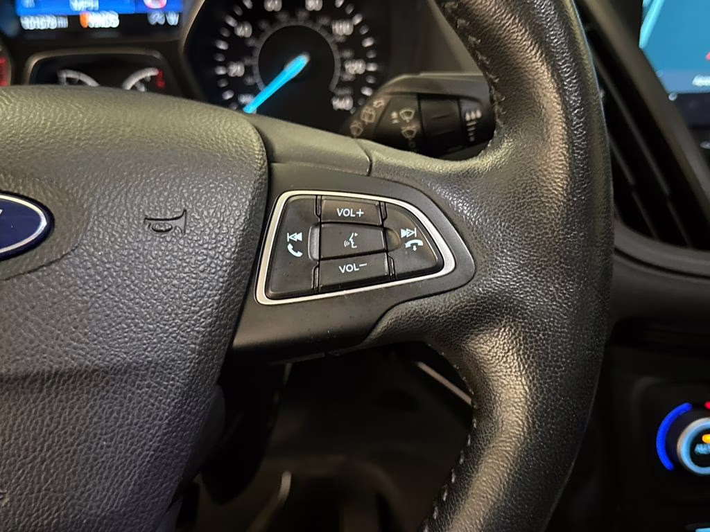 2019 White Platinum Metallic Tri-Coat Ford Escape Titanium FWD SUV