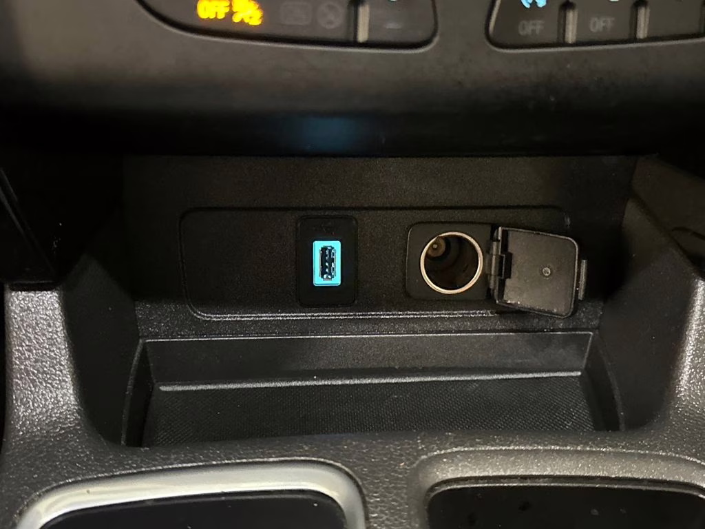 2019 White Platinum Metallic Tri-Coat Ford Escape Titanium FWD SUV