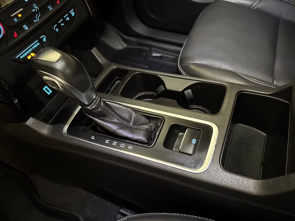 2019 White Platinum Metallic Tri-Coat Ford Escape Titanium FWD SUV