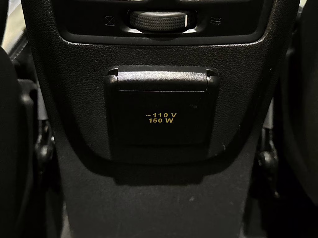 2019 White Platinum Metallic Tri-Coat Ford Escape Titanium FWD SUV