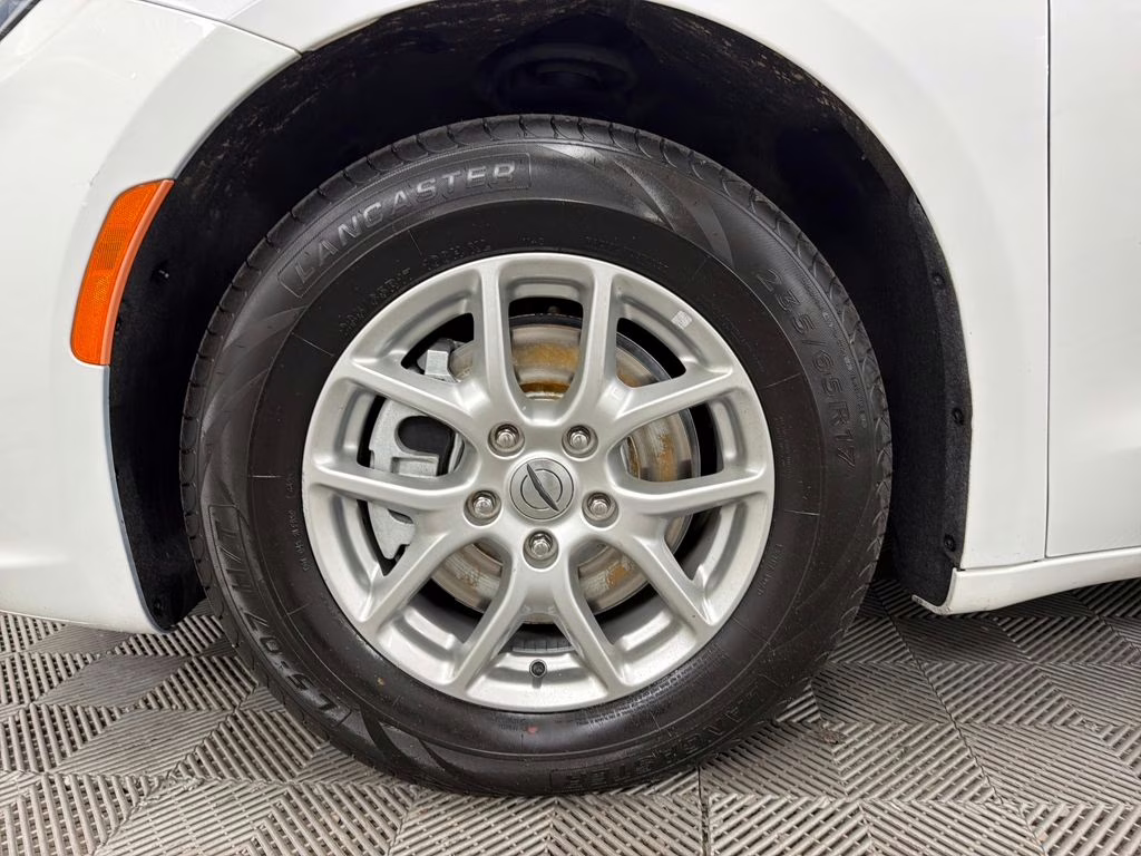 2023 Bright White Clearcoat Chrysler Pacifica Touring L FWD Van