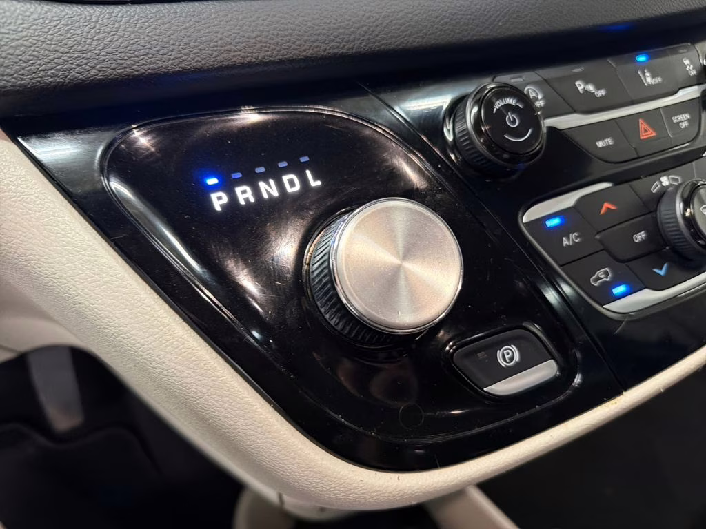 2023 Bright White Clearcoat Chrysler Pacifica Touring L FWD Van