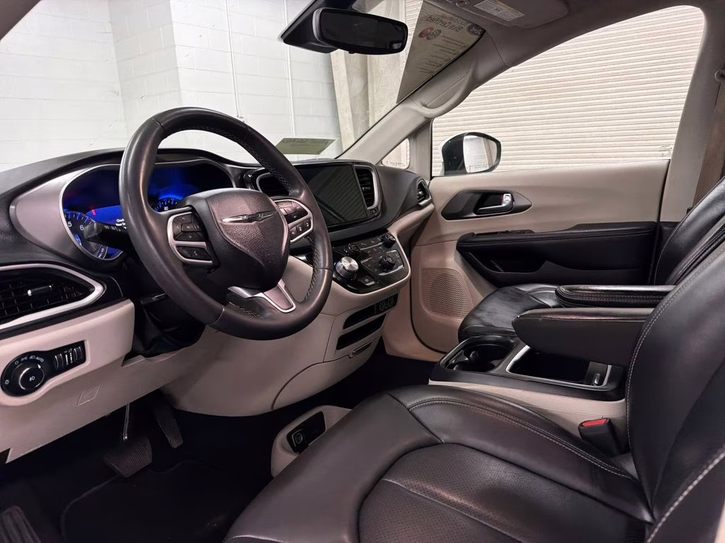 2023 Bright White Clearcoat Chrysler Pacifica Touring L FWD Van